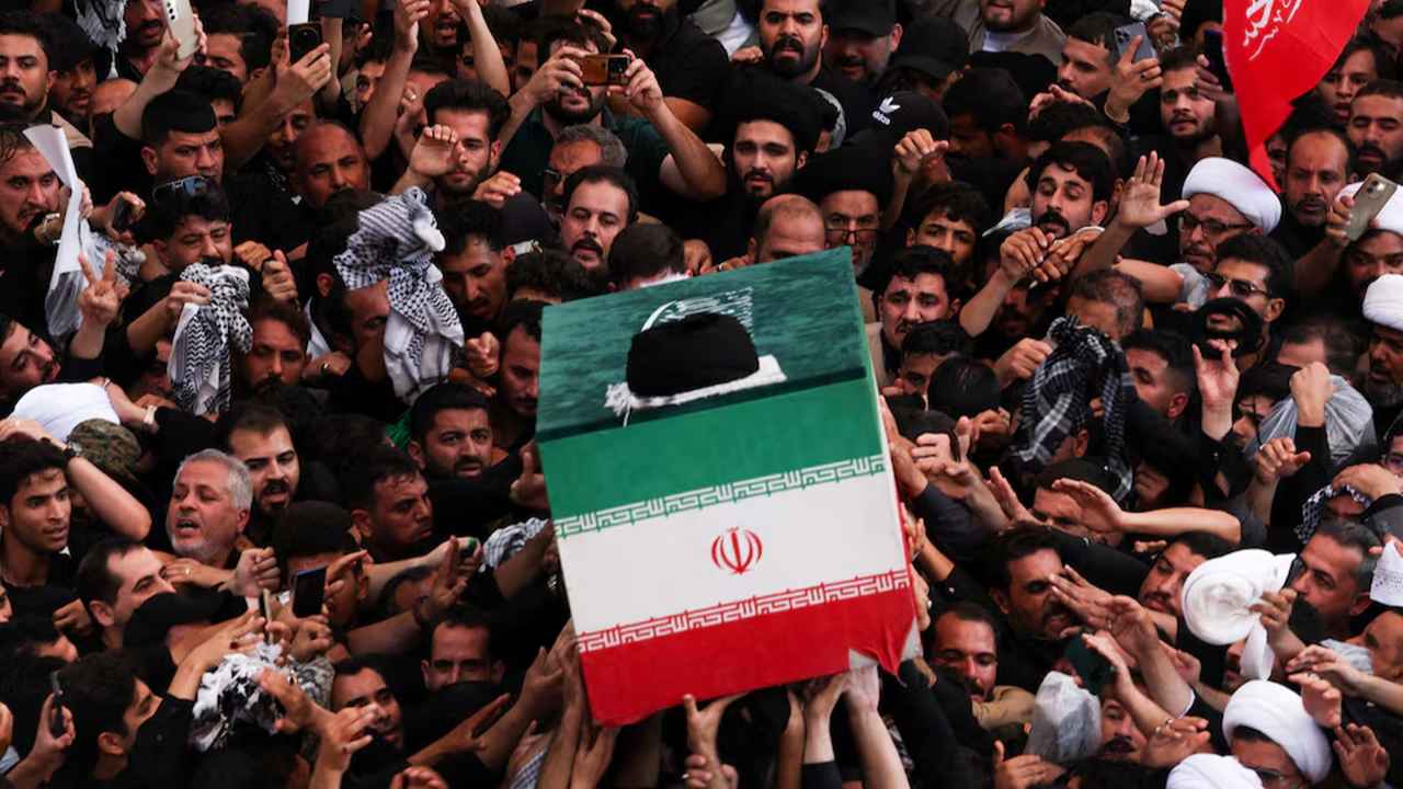 Necef’te yas ve sloganlar: Hamaney’in cenazesi Irak’ta