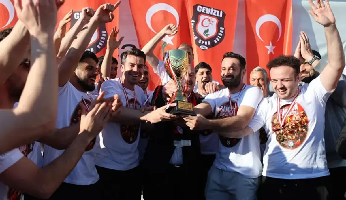 Sosyal sorumluluk projesiyle sahneye çıktılar! Cevizli Anadoluspor tarih yazdı