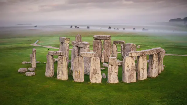 Stonehenge'ten 5 km uzakta daha basit ve eski bir versiyonu bulundu