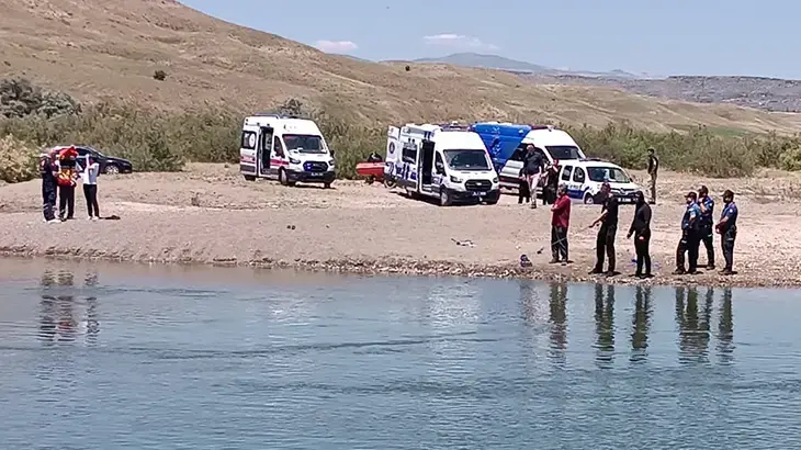Kızılırmak'ta akıntıya kapılan 3 kişiden 2'si kayboldu