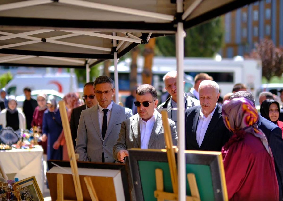 Bayburt Halk Eğitimi Merkezi kursiyerlerinden yıl sonu sergisi