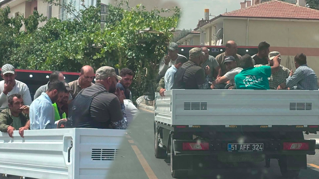 Niğde'de belediye işçilerine skandal muamele: Kamyonet kasasında taşındılar