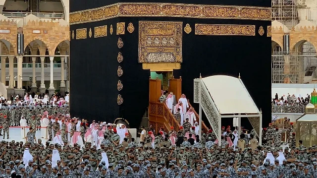 Peygamber Efendimizden kalan gelenek: Kabe-i Muazzama sabah namazının ardından gül suyu ve zemzem suyuyla yıkandı