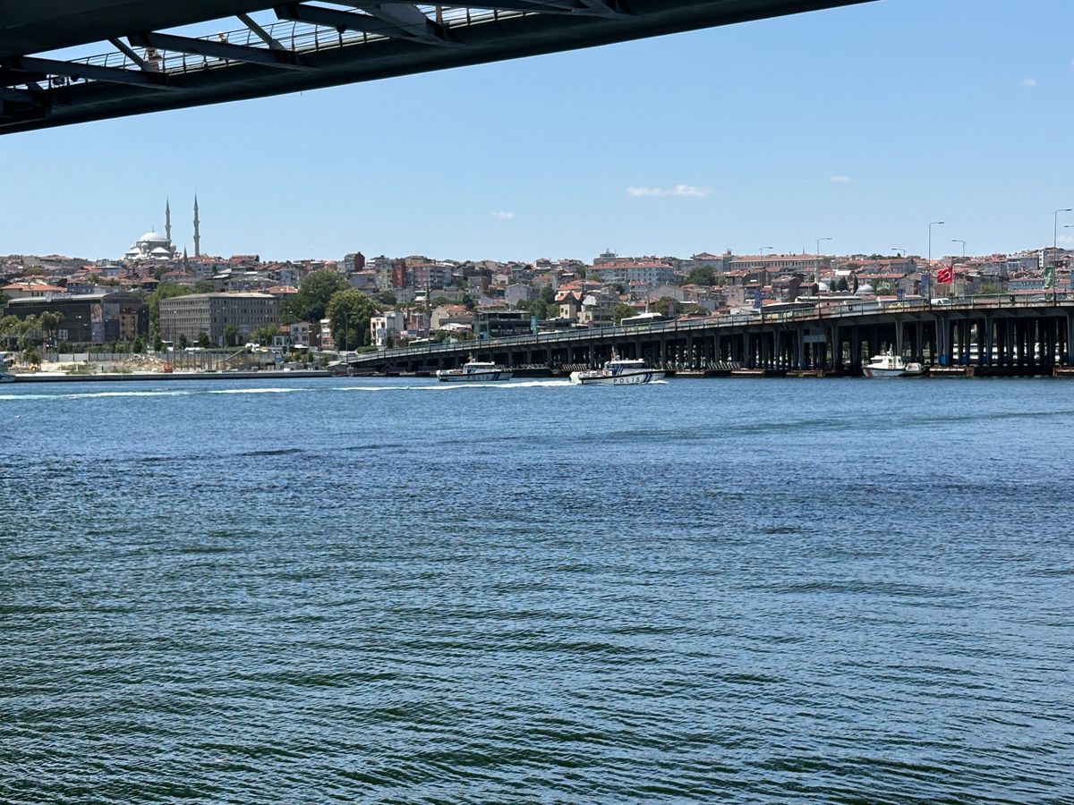 Haliç'te tur teknesi köprü ayağına çarptı; personel denize düştü: Arama çalışmaları sürüyor
