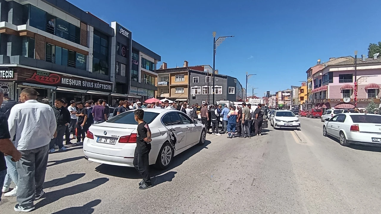 Sivas'ta 4 araç birbirine girdi: 1 kişi yaralandı