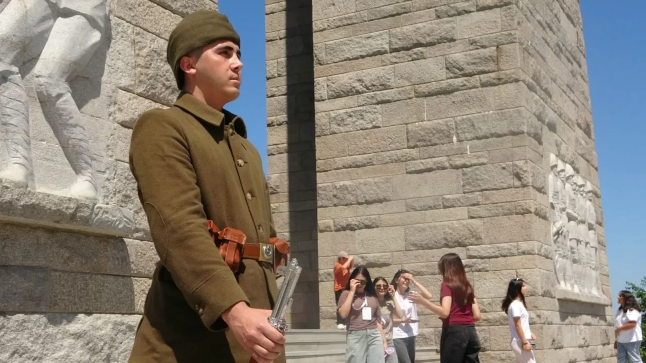 Şehitler Abidesi'nde yeni dönem! 57. Alay askerleri dönem kıyafetleriyle nöbet tutuyor