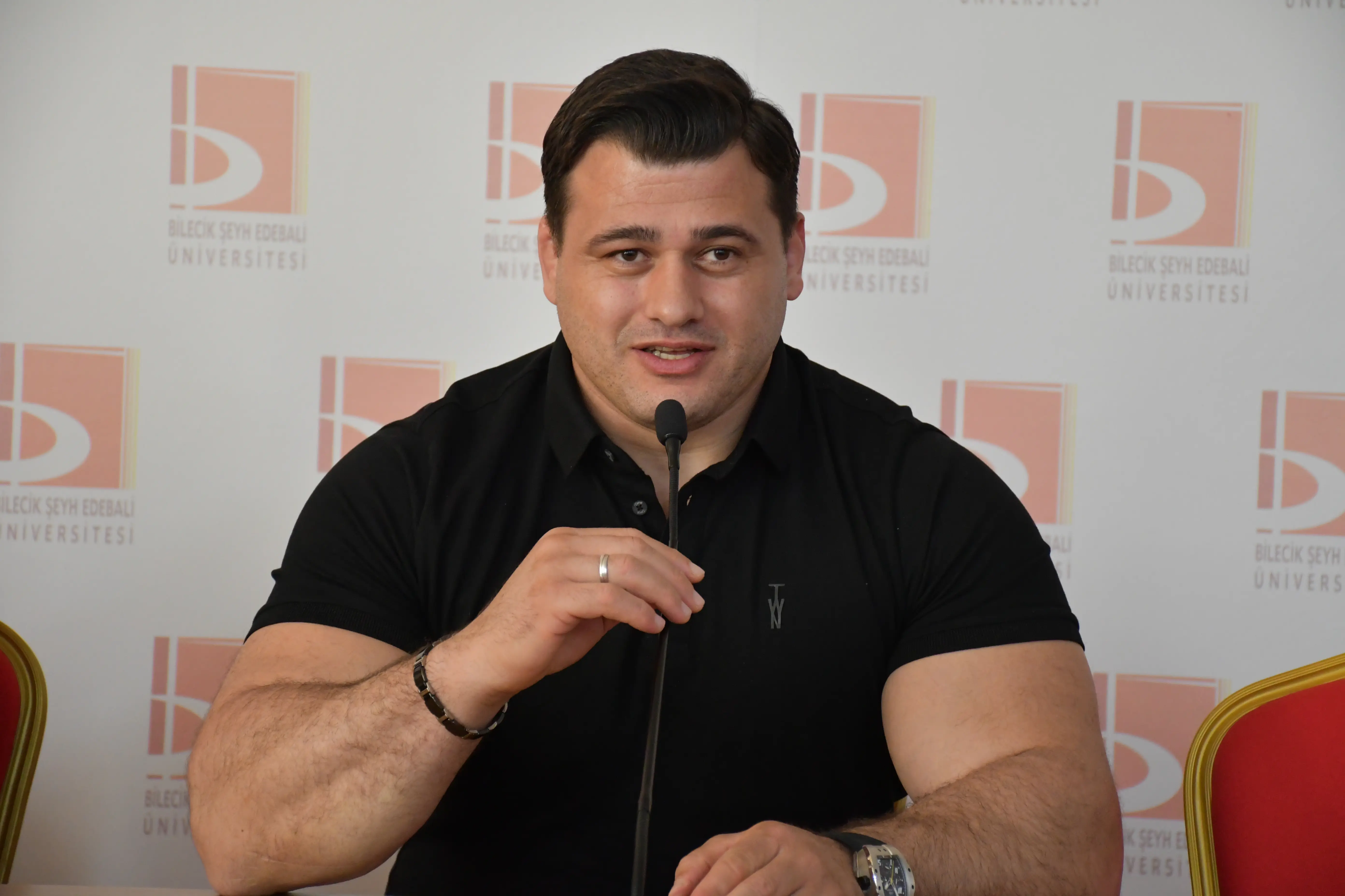 Rıza Kayaalp: Sporcuda yetenek varsa ülkesi adına kullanmalı