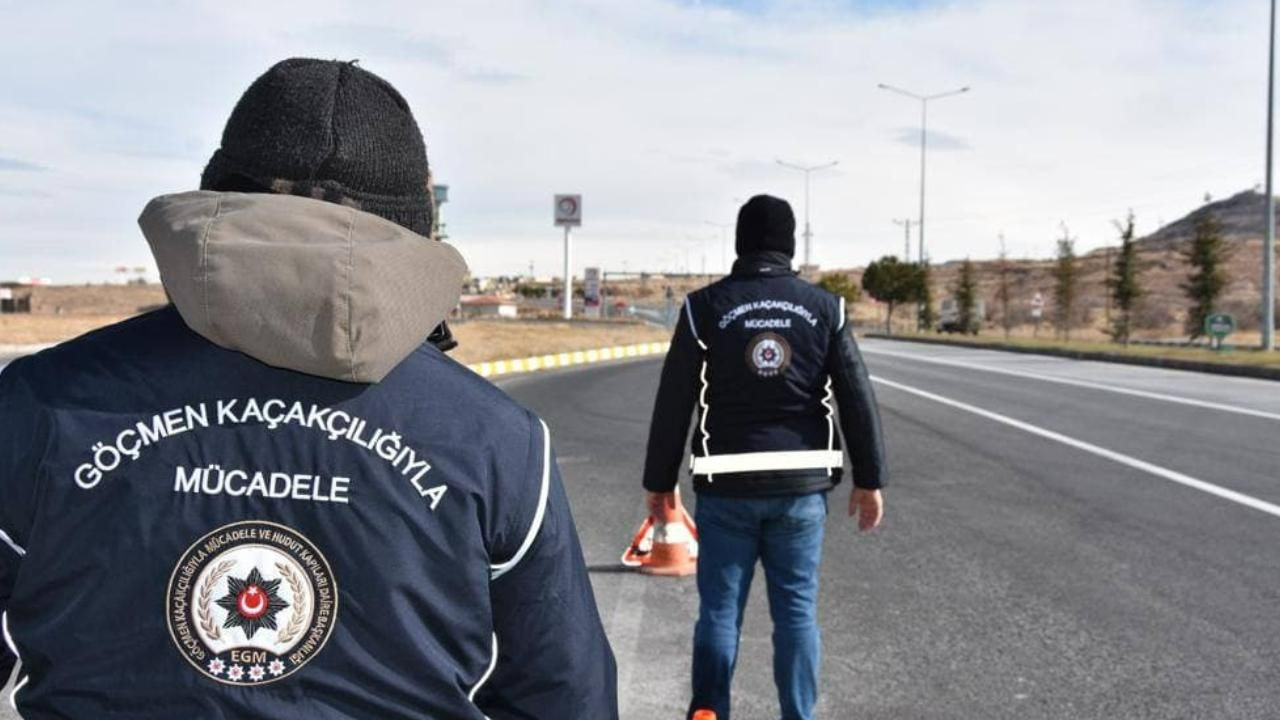 8 ilde göçmen kaçakçılığı operasyonu: Sahte belgelerle ikamet izni alan 64 şüpheli yakalandı