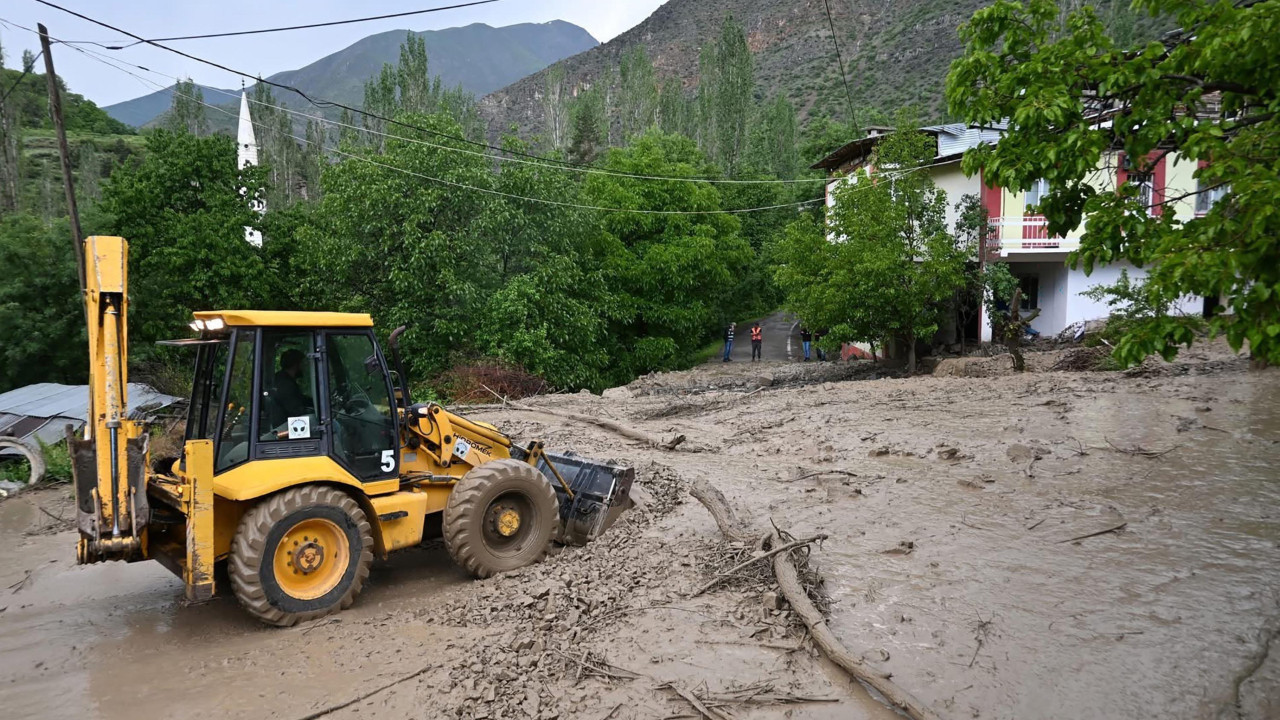 Erzurum'da heyelan meydana geldi! Yollar ulaşıma kapandı