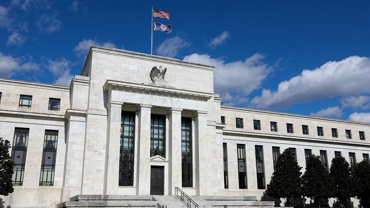 Fed, politika faizini yüzde 3,5-3,75 aralığında sabit bıraktı