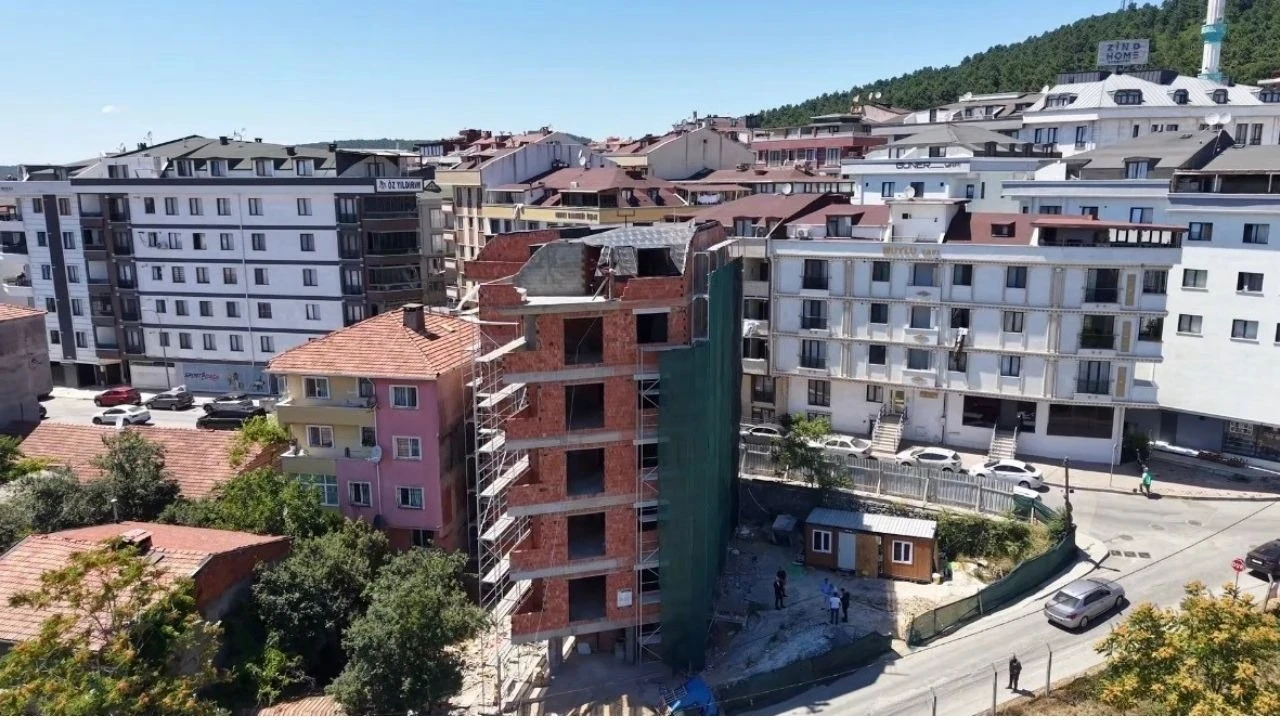Sosyal medyada "eğri duran bina" tartışması! O görüntüler sonrası ekipler devrede: Belediye başkanı açıkladı