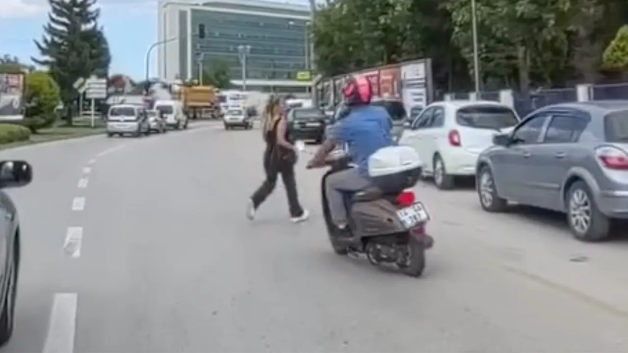 Bolu'da yürekleri ağza getiren anlar! Motosikletli yayaya çarpmaktan son anda kurtuldu