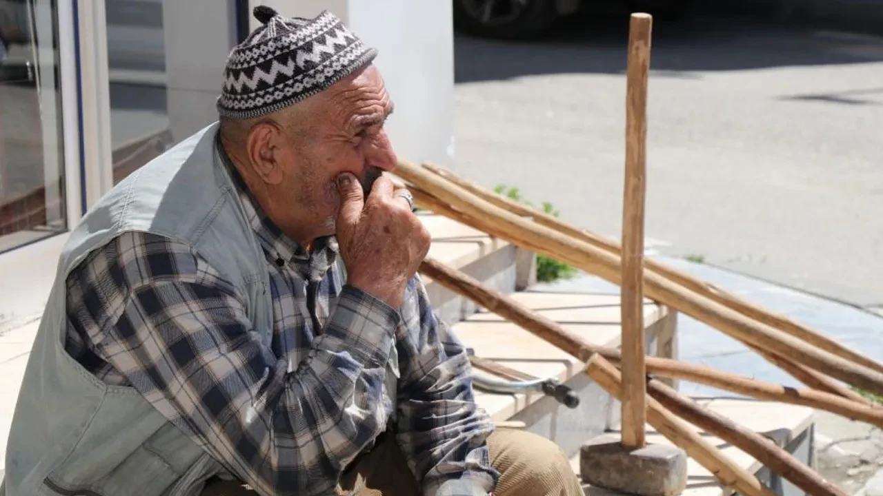Evlatlarını ve eşini kaybeden 80 yaşındaki adam kaldırımda tarım aletlerini satışa çıkardı! İş insanı hepsini aldı
