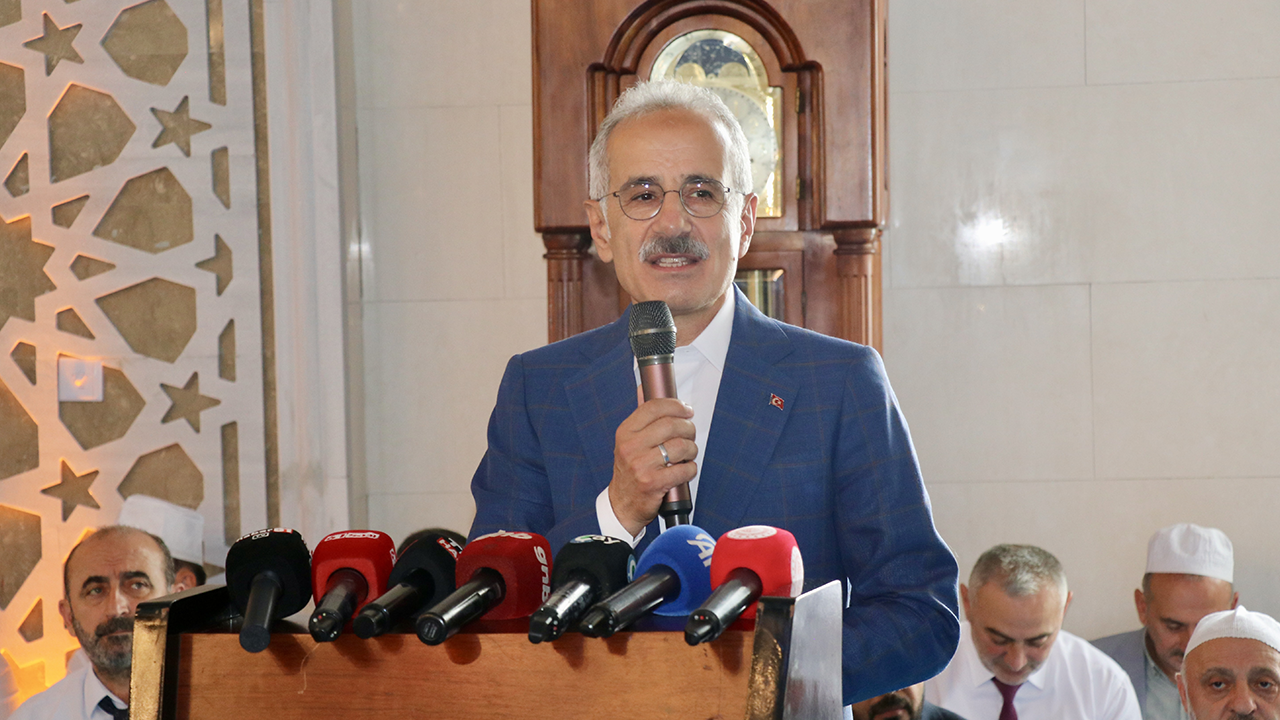 Ulaştırma ve Altyapı Bakanı Uraloğlu, Trabzon'daki hafızlık icazet töreninde konuştu