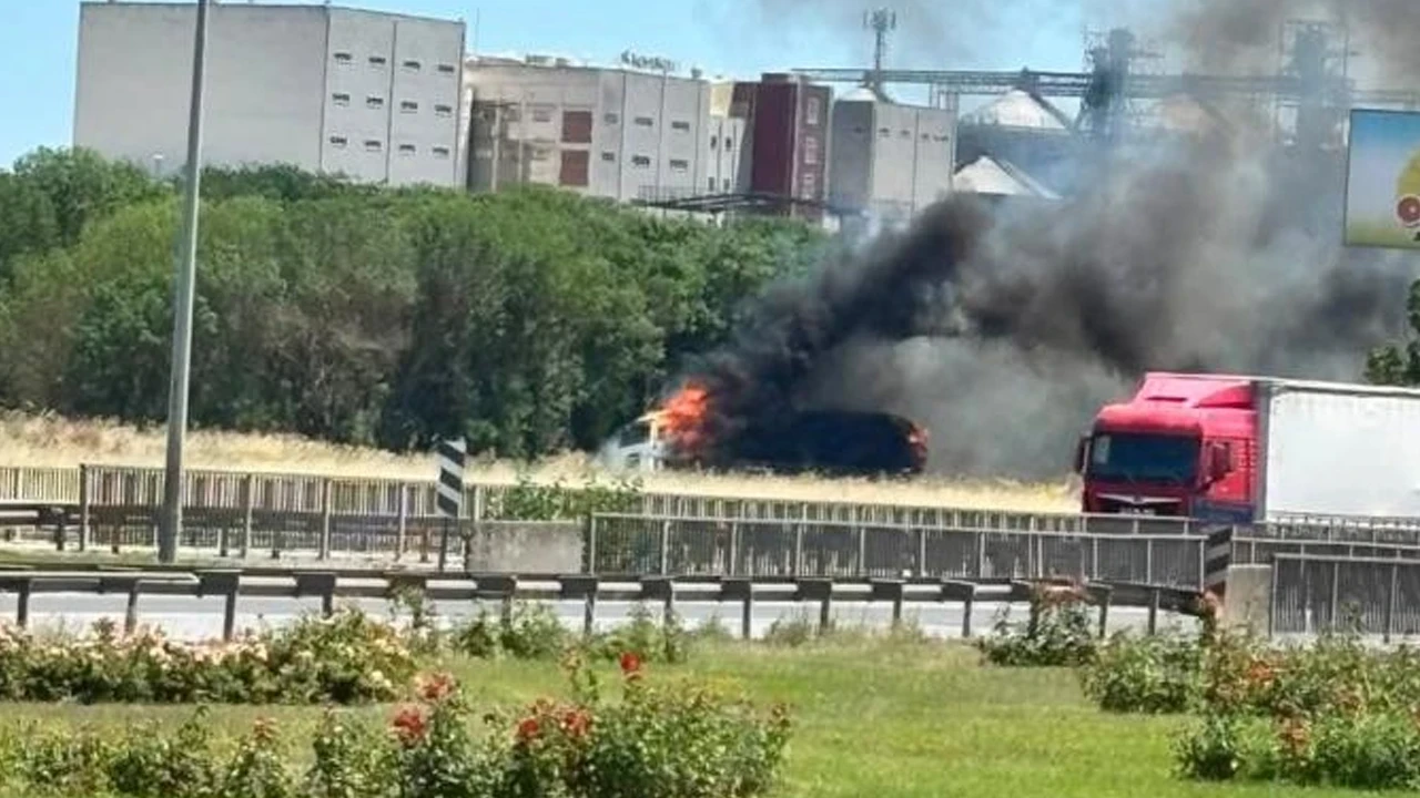 Lüleburgaz'da seyir halindeki tırın dorsesinde yangın çıktı