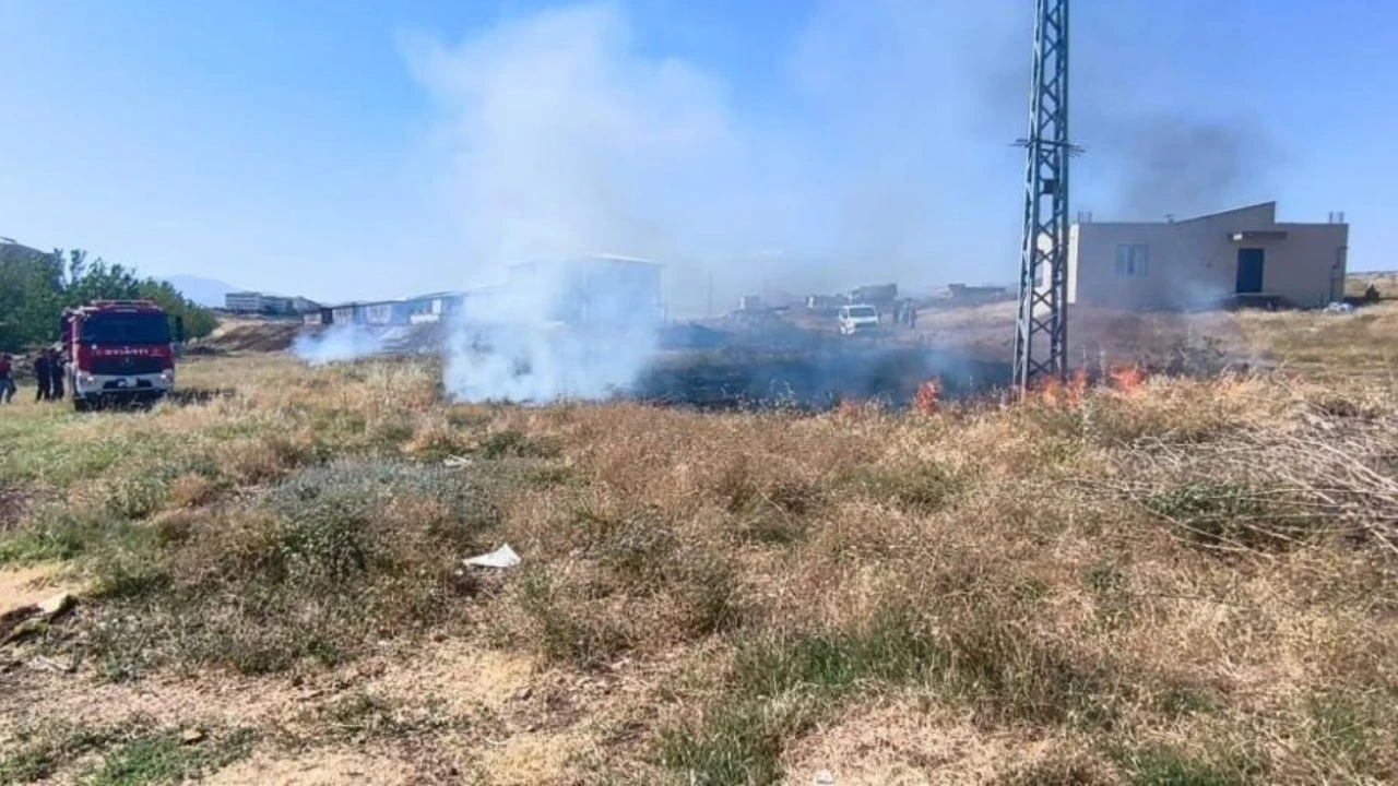 Hafriyat kamyonu telleri kopardı: Yangın çıktı