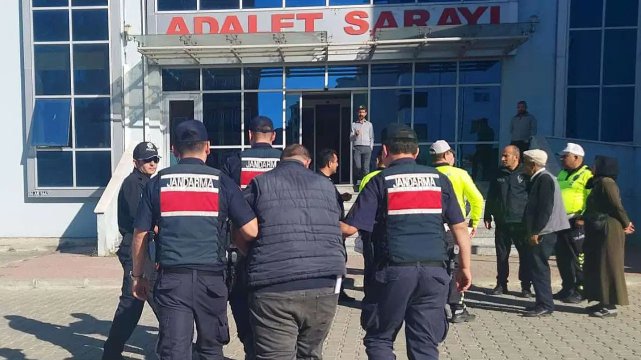 Edirne'de operasyon: Durdurulan taksiden 4 kaçak göçmen çıktı