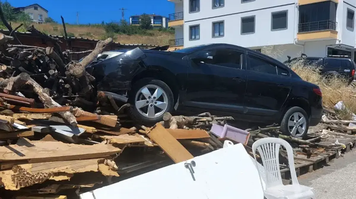Ereğli'de otomobil ekmek fırını önündeki odun yığınına çarptı