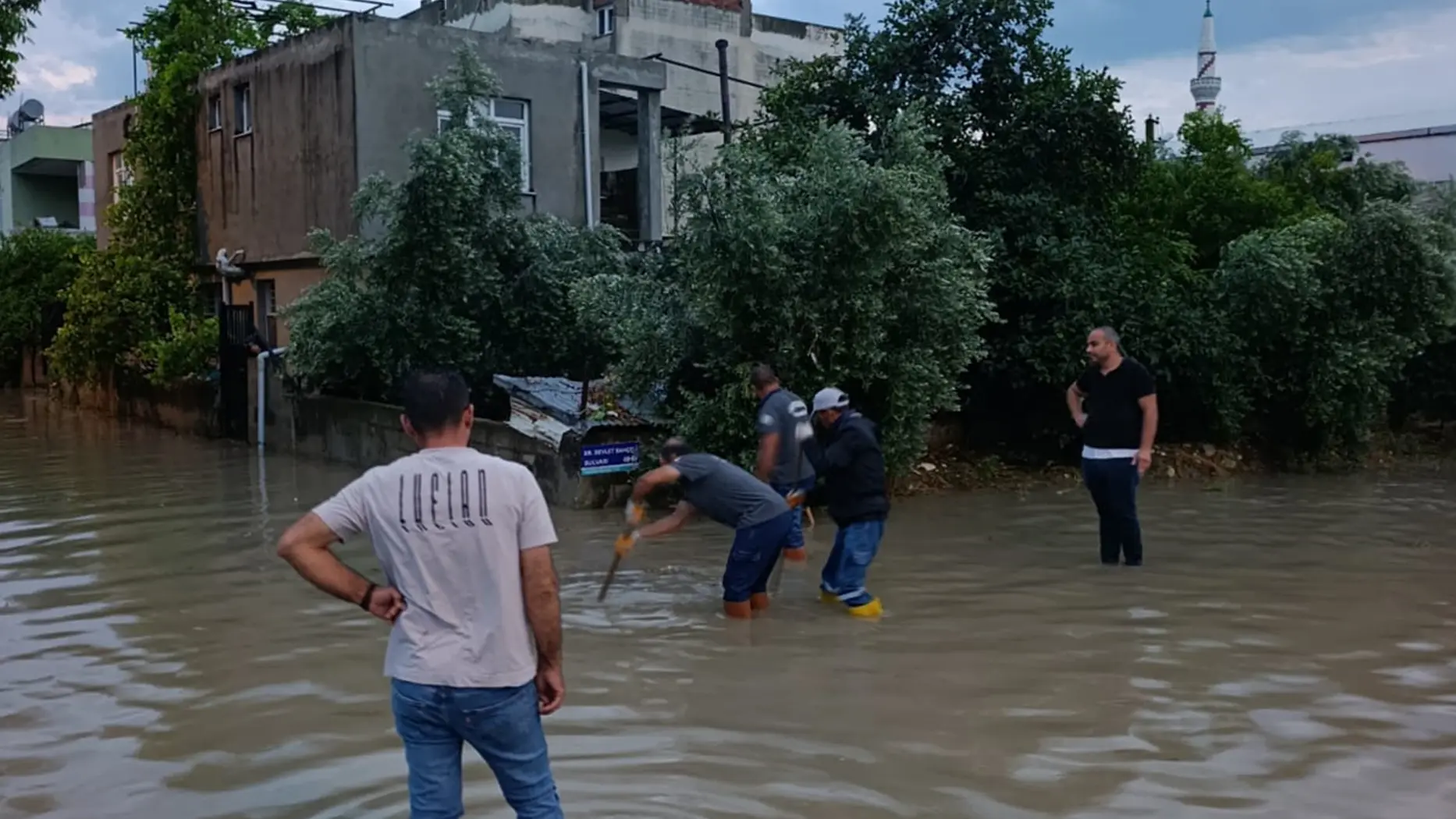 Sağanak yağış Osmaniye'yi de vurdu: Cadde ve sokaklar göle döndü