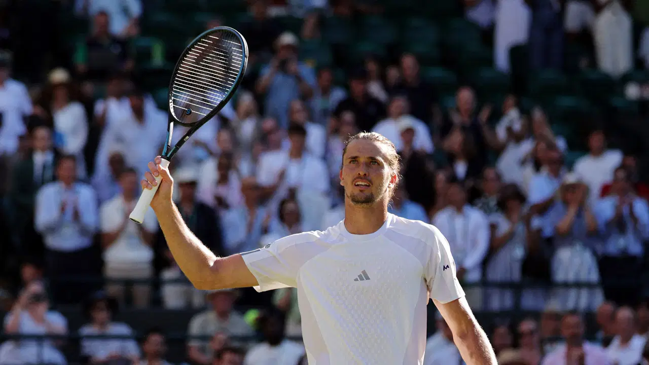 Wimbledon'da Iga Swiatek elendi, Alexander Zverev son 16 turuna kaldı