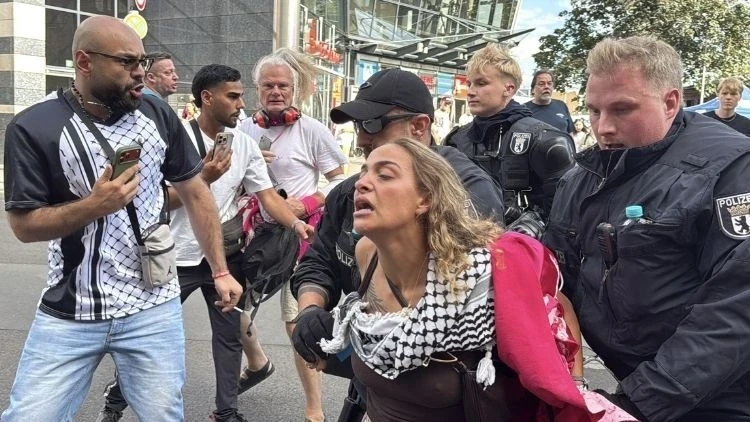 Almanya'da İsrail’e mühimmat üreten Rheinmetall protesto edildi… Çok sayıda kişi gözaltında