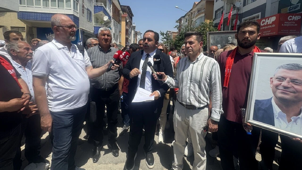 CHP Malatya İl Başkanlığı binasına 'Kılıçdaroğlu hain' afişi asıldı
