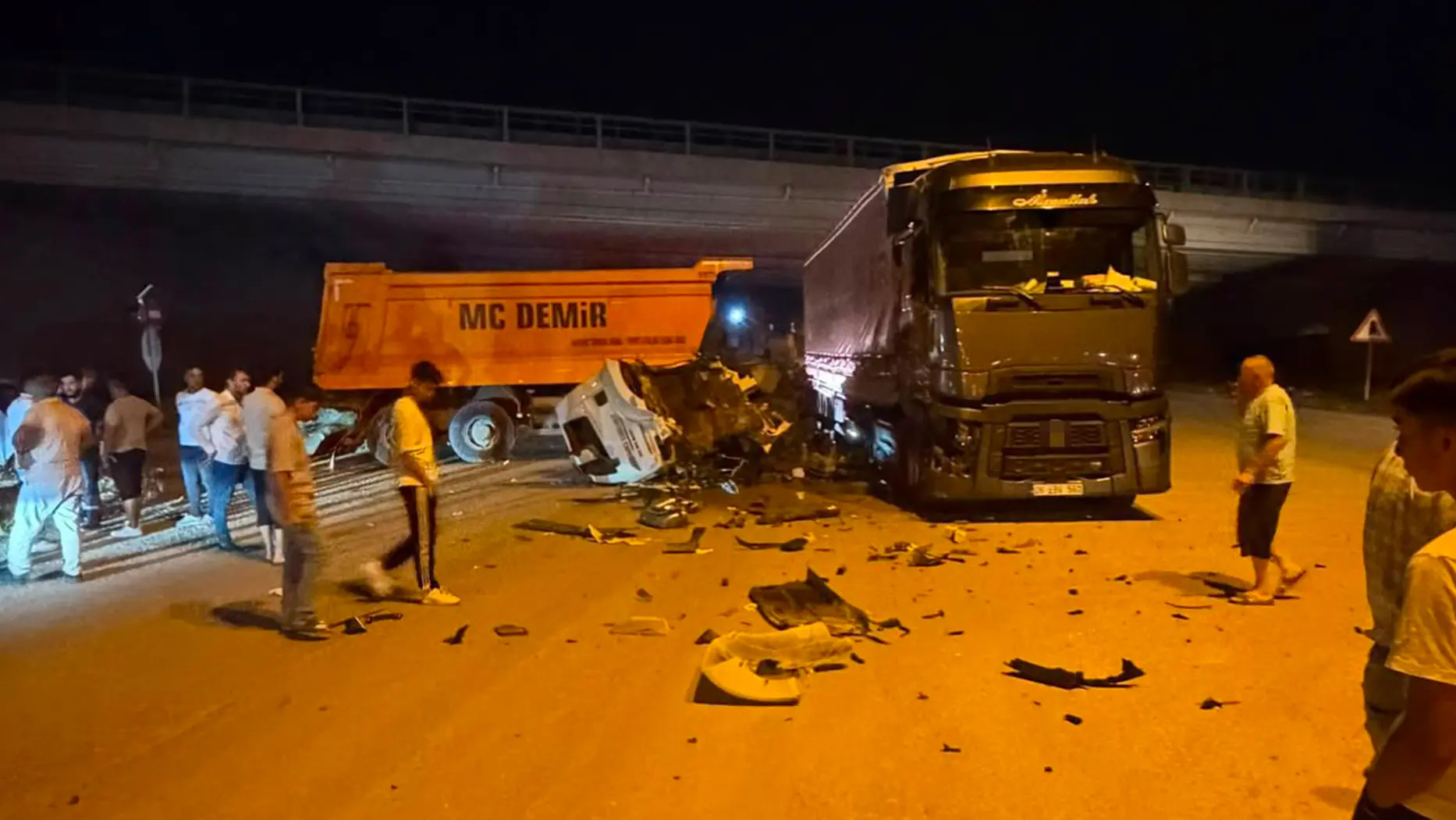 Ankara'da korkutan kaza... Hafriyat kamyonu tıra çarptı