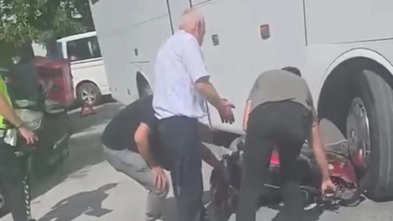 Kaza sonrası motosiklet servis aracının altında kaldı