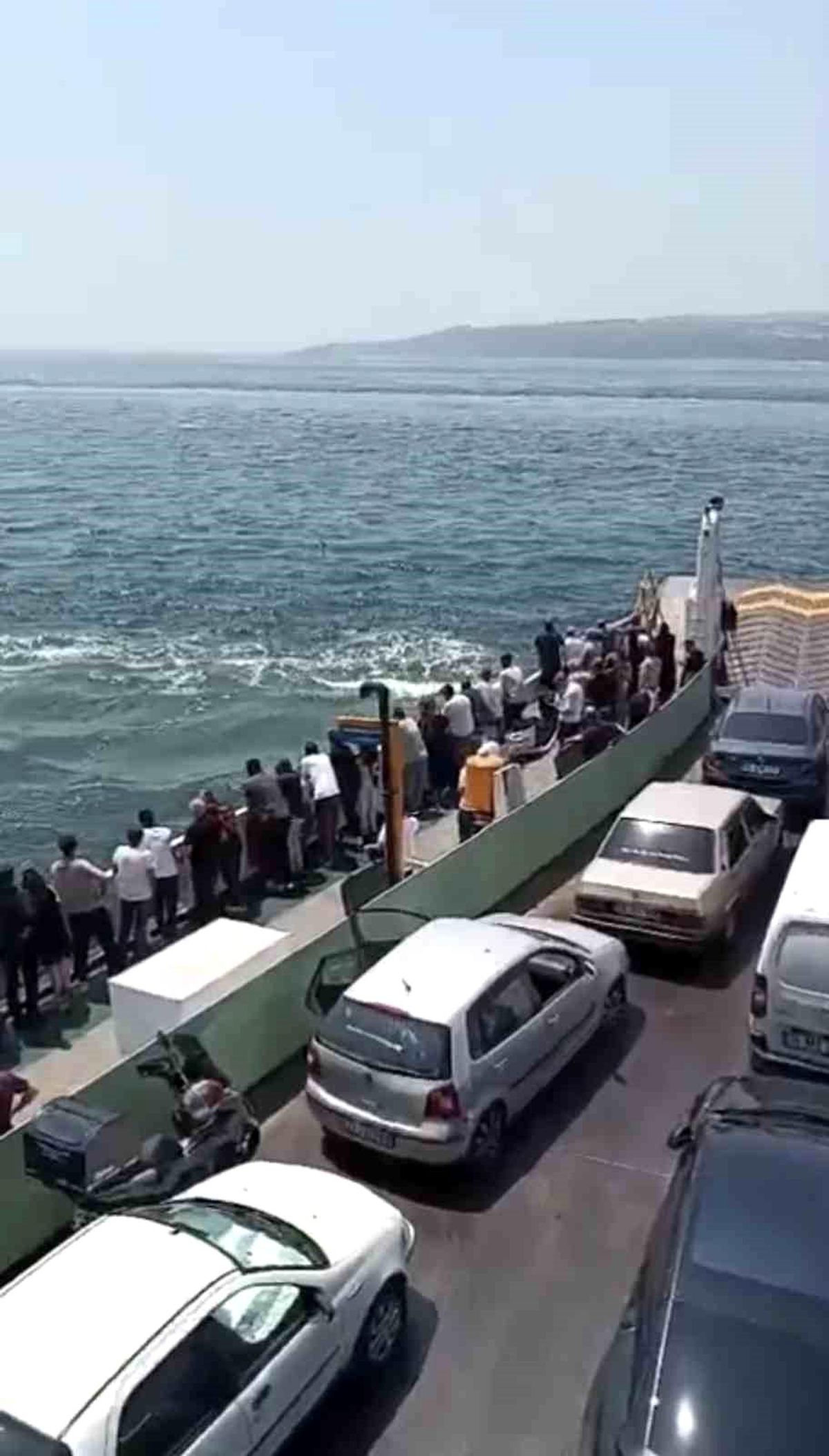Feribottan denize düşen kişiye büfe çalışanından hayat kurtaran müdahale