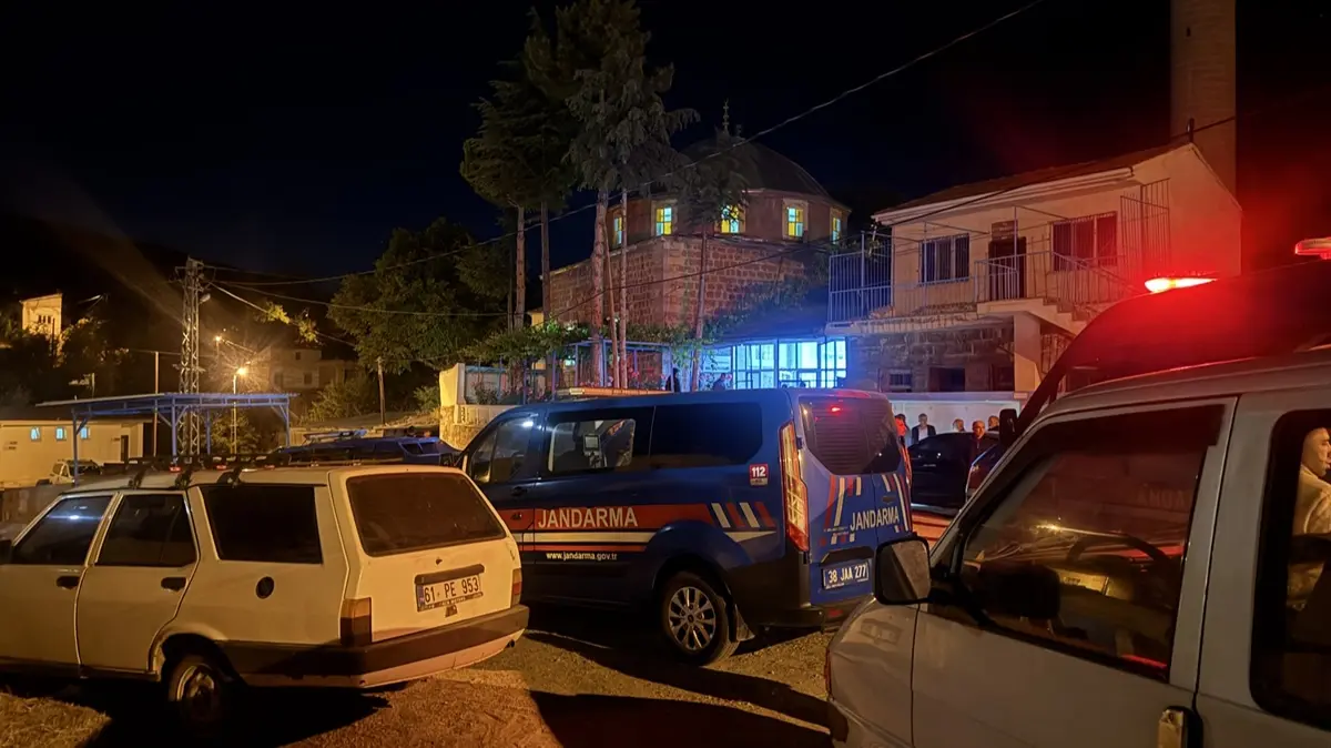 Cami avlusunda dehşet! 2 kişi bıçaklanarak öldürüldü