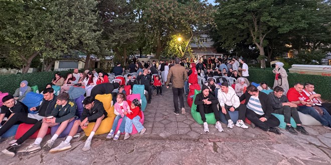 Bizim Çocuklara destek için sabah namazında bir araya geldiler