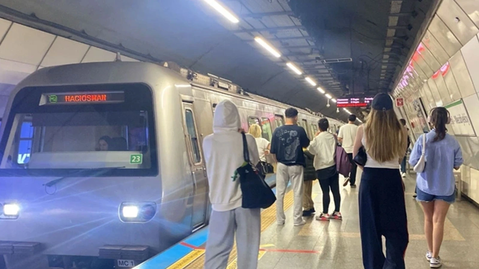 Metro istasyonunda cep telefonu hırsızlığı!
