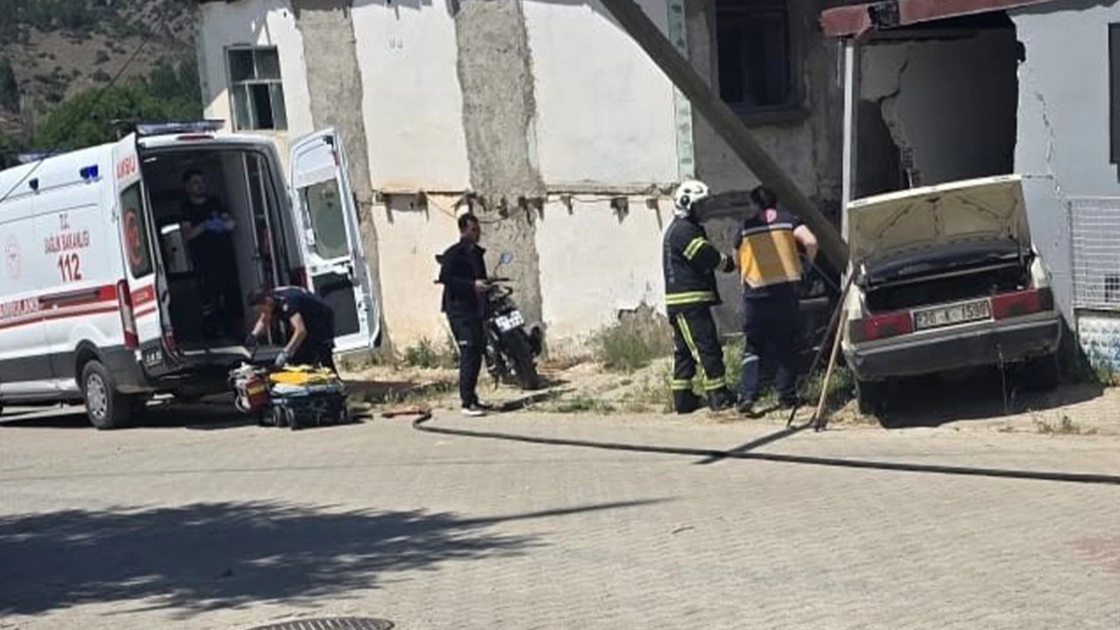 Duvara çarpan araçtaki yaşlı çift hayatını kaybetti