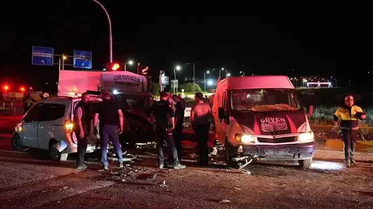 Niğde'de feci kaza! 3 aracın karıştığı zincirleme kazada 10 kişi yaralandı