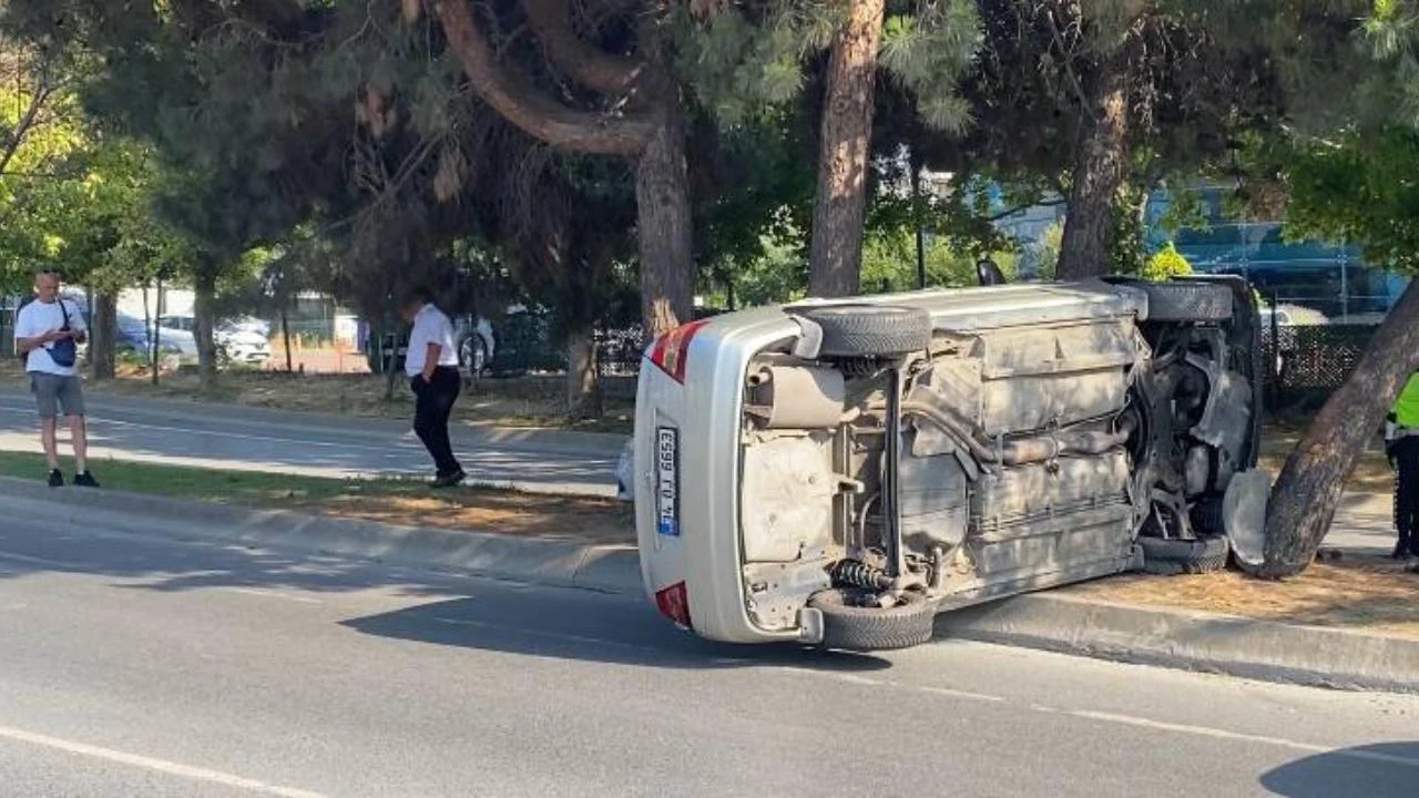Bakırköy'de kontrolden çıkan otomobil yan yattı