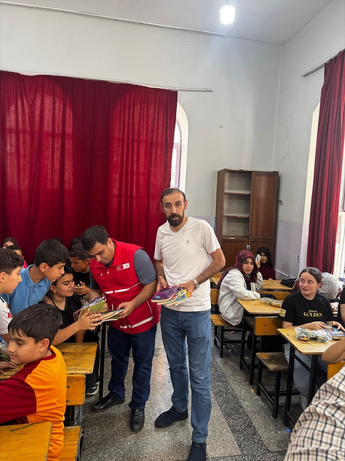 Diyarbakır'da öğrencilere kitap ve çocuk kiti hediye edildi