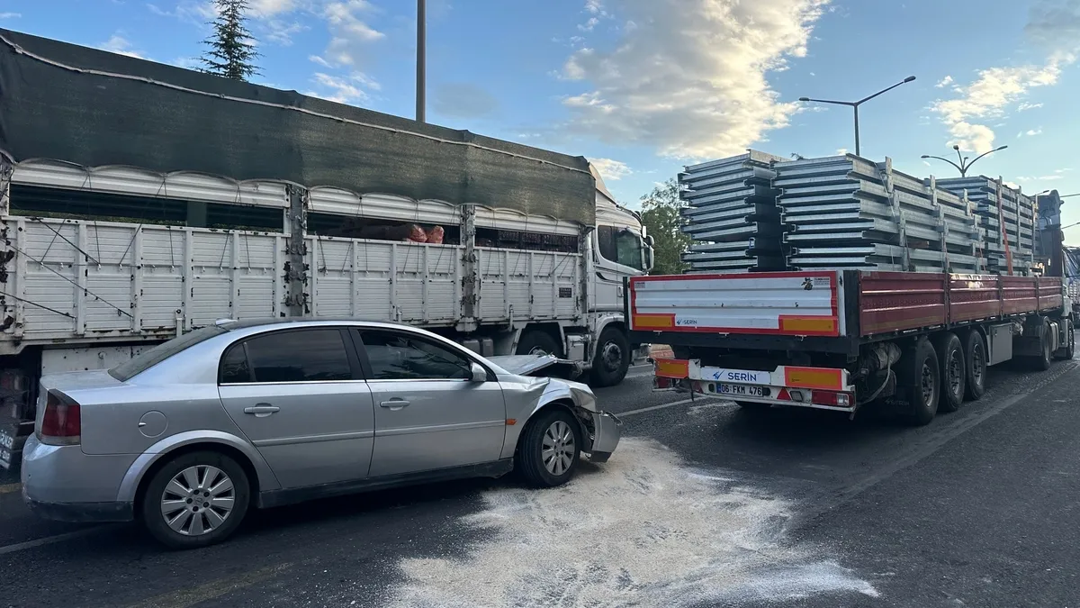 Tırın dorsesine çarpan otomobil hurdaya döndü: 4 yaralı