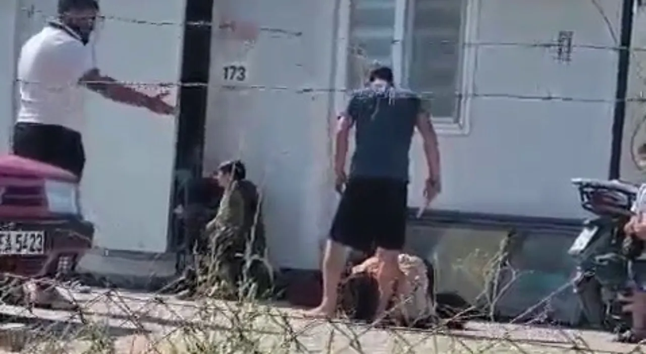 Uyarıları hiçe saydı! Karısını bıçakla yere yatırıp acımasızca darbeden koca kamerada
