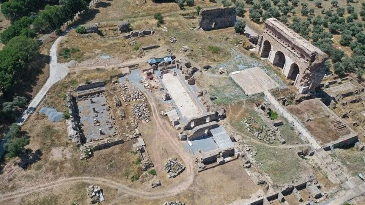 Aydın'da 2 bin yıllık "olimpik" havuz gün yüzüne çıkarıldı