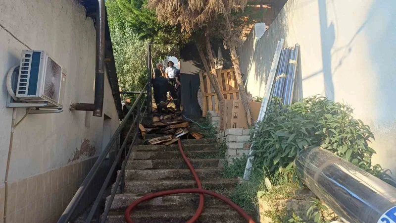 Evin hurdalık bölümünde çıkan yangın ekipleri harekete geçirdi