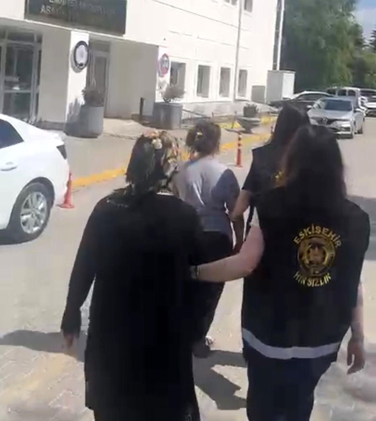 Hırsızlıktan 49 yıl hapis cezası bulunan kadın son soygununda yakayı ele verdi