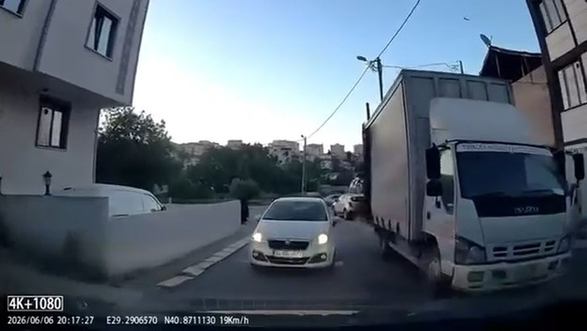 Pendik'te 'Aracım arıza yaptı' dedi yol vermedi; sürücülerin tartışması kamerada