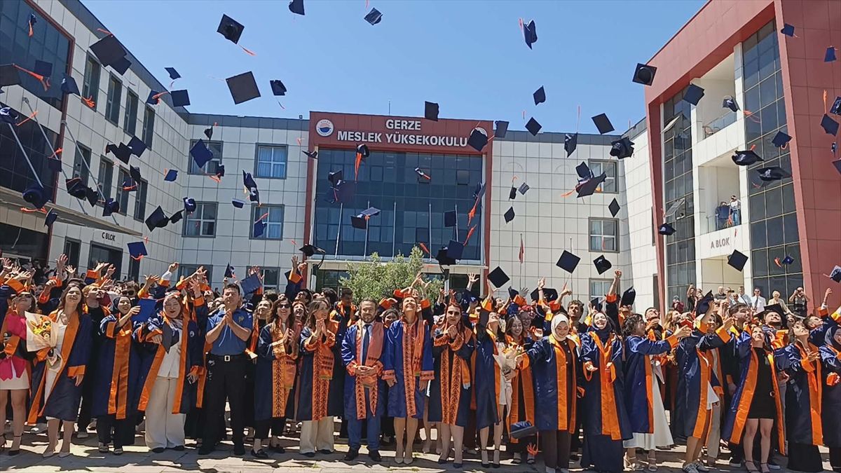 Gerze Meslek Yüksekokulunda mezuniyet heyecanı yaşandı