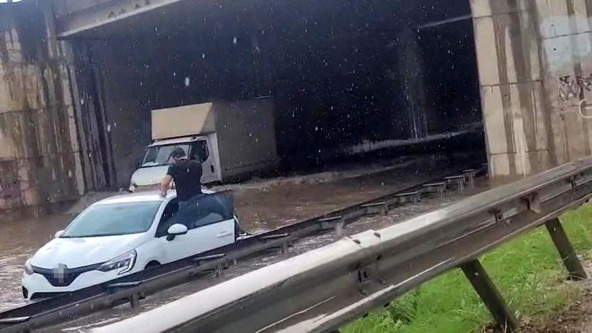 Yollar göle döndü, yağmur suları şelale gibi aktı
