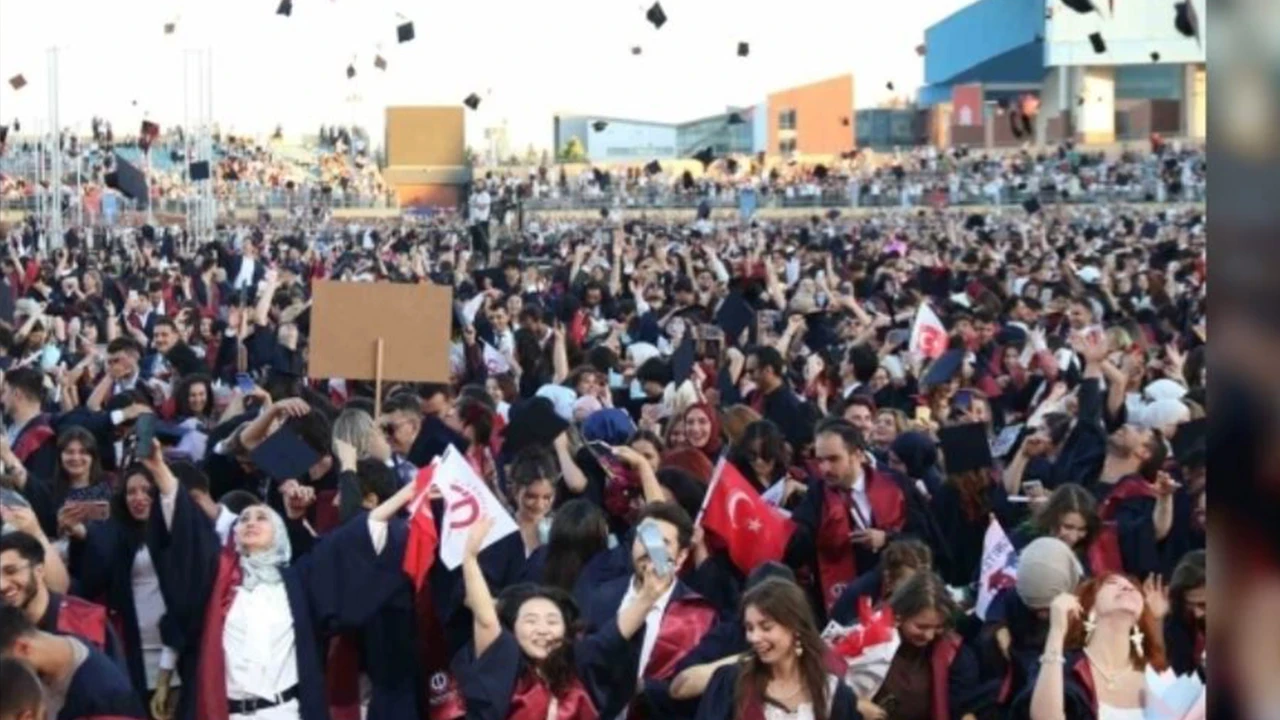 Anadolu Üniversitesi’nde mezuniyet coşkusu: 5 binden fazla öğrenci kep attı