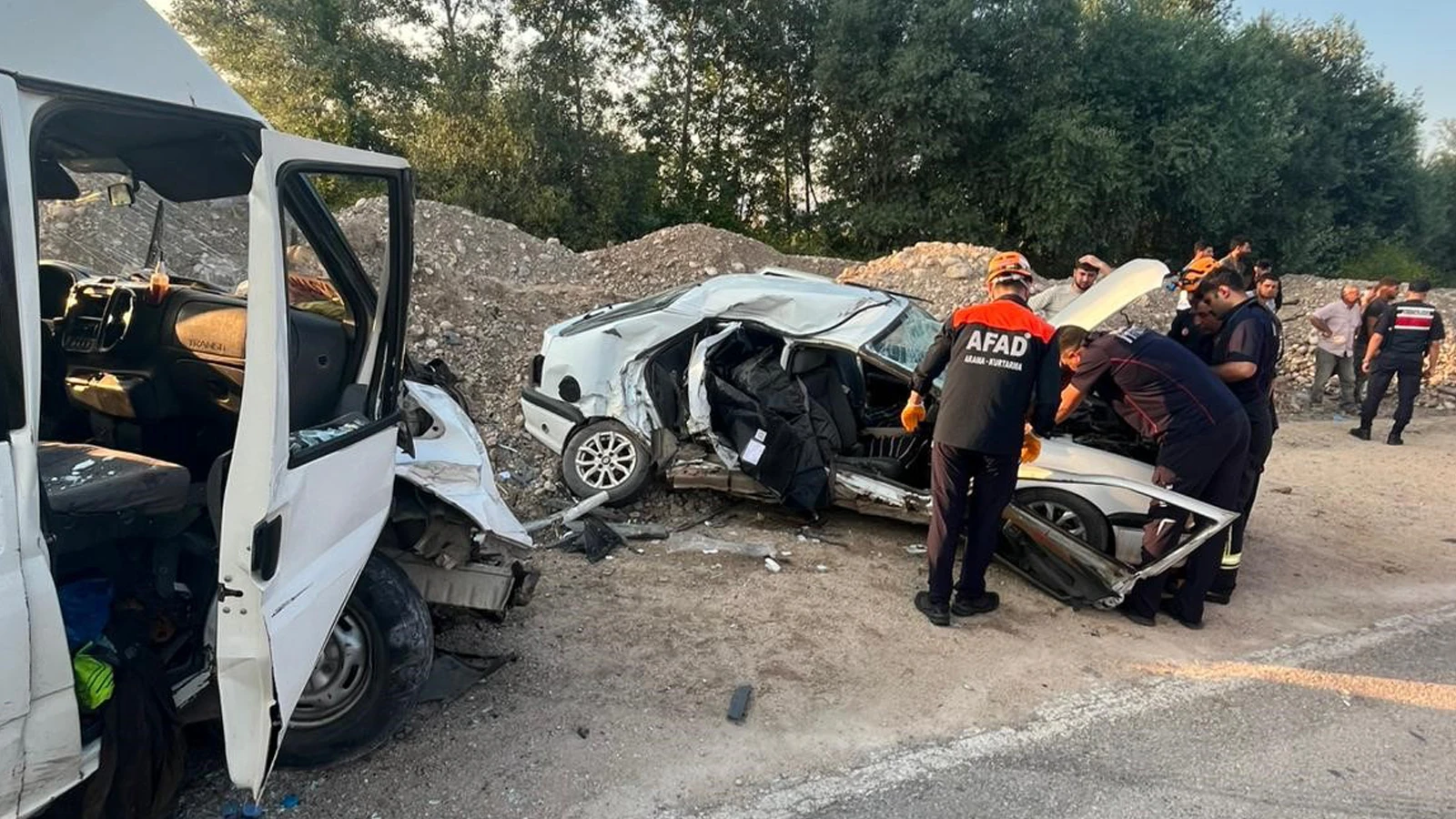 Amasya’da otomobil ile minibüs çarpıştı: 1 ölü, 3 yaralı