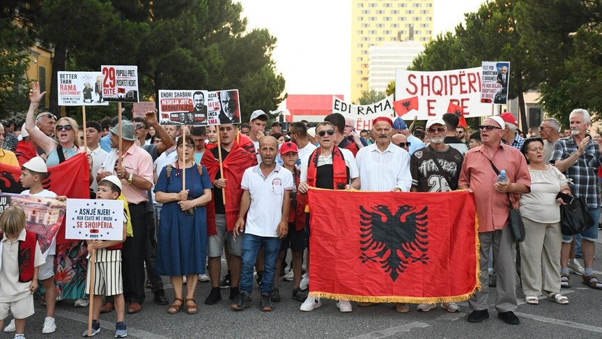 Arnavutluk'ta Zvernec'teki turizm projesine karşı gösteriler sürüyor