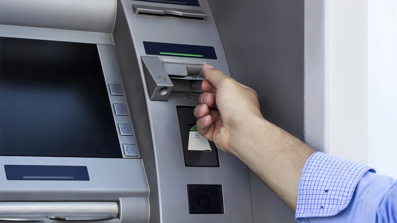 ATM kullanırken buna dikkat edin: Birkaç saniyelik dalgınlık 7 bin lirasına oldu