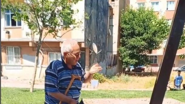 Uçmasına yardım ettiği yavru karganın annesi saldırdı