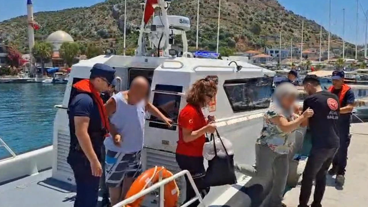 Marmaris açıklarında nefes kesen operasyon: Rahatsızlanan vatandaş denizden tahliye edildi